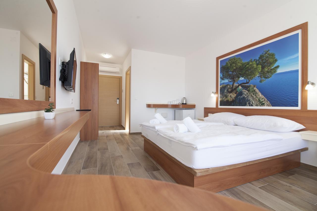 Hotel Villa Amorena Bol Bagian luar foto
