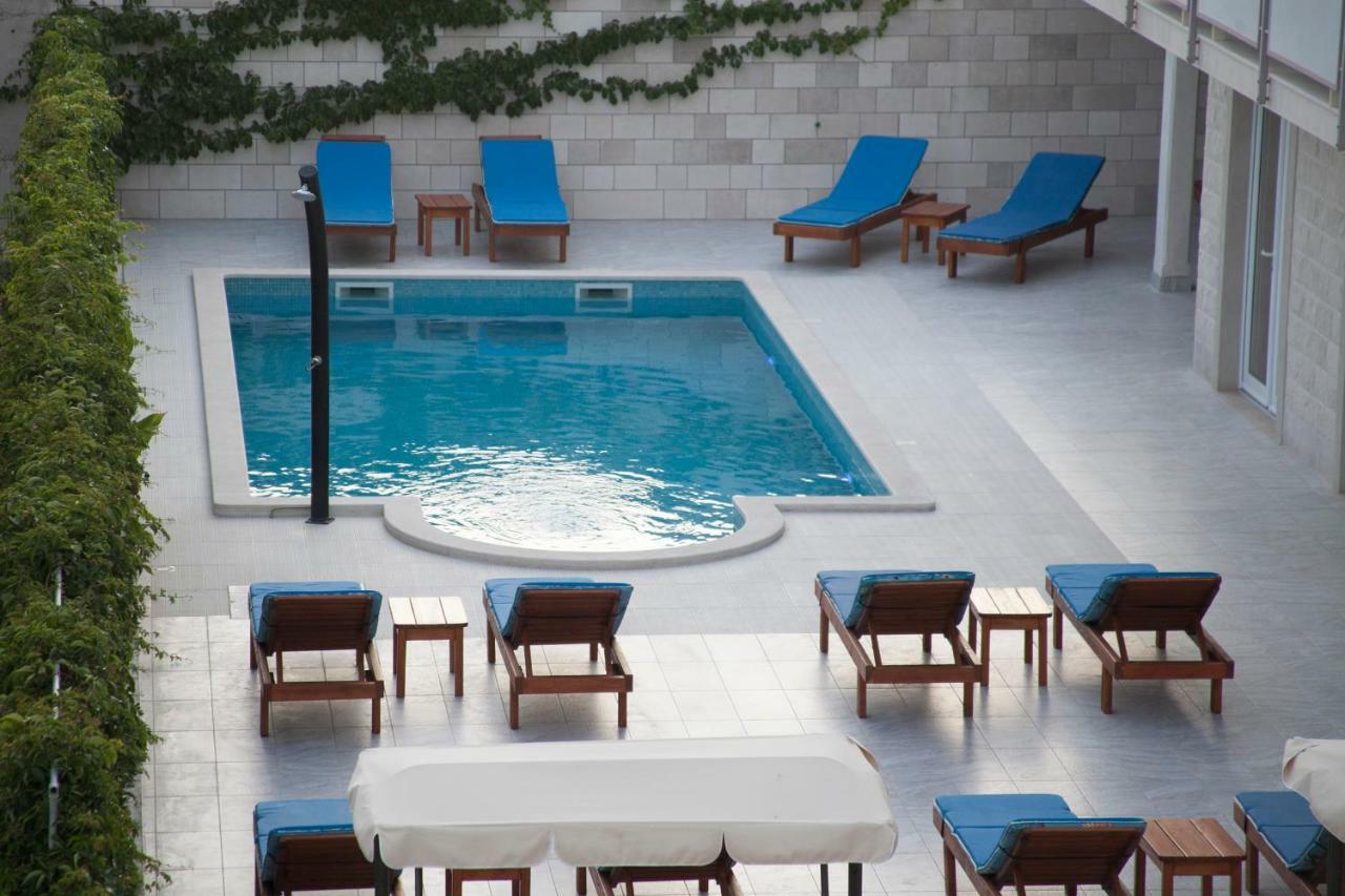 Hotel Villa Amorena Bol Bagian luar foto